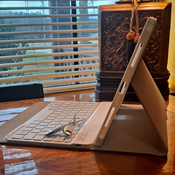 ⌨️ Wireless Keyboard Case - Picture 3 of 12